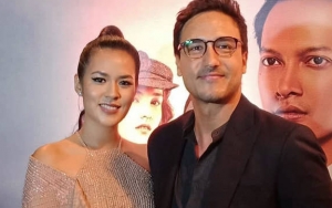 Hamish Daud Ajak Bayinya Gelesotan di Tepi Pantai, Raisa Asyik Selfie