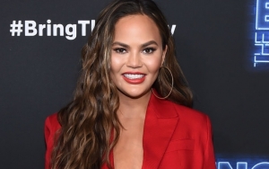 Chrissy Teigen Nekat Suntik Botox Ketiak Gara-Gara Selalu Berkeringat
