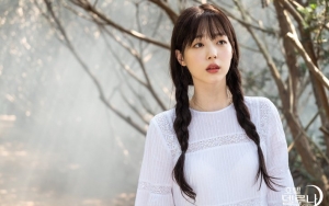 Sulli Disambut Sorakan Staf Saat Syuting Cameo di 'Hotel Del Luna'