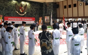 Anies Baswedan Lantik 54 Paskibra Pertama yang Bertugas di Pulau Reklamasi