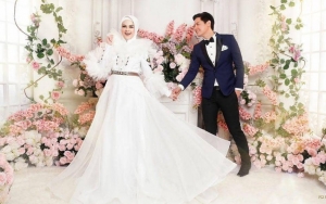  Bocorkan Proses Siraman, Roger Danuarta Unggah Foto Ceria Calon Istri Bertabur Kembang Melati