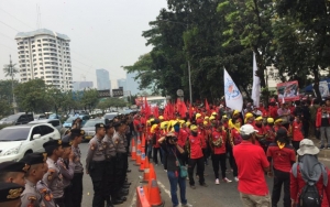 5000 Massa Buruh Dihadang TNI-Polri, Demonstran: Ruang Demokrasi Semakin Ditutup