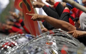 Massa Aksi Demo di Gedung Senayan Alami Kekerasan Hingga Ditelanjangi Polisi