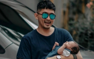 Baru Usia 10 Bulan, Putri Ryan Delon Sudah Jago Renang