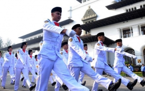 Miris, Puluhan Anggota Paskibra Menangis Lantaran Tak Diberi Seragam Saat Kibarkan Merah Putih