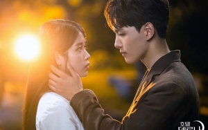 Tawa Lepas IU Gara-Gara Yeo Jin Goo Diduga Bukan Bagian Naskah 'Hotel Del Luna'