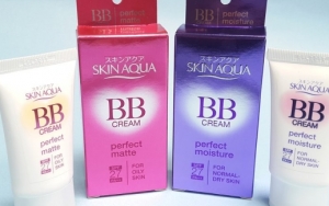 Aplikasikan Rohto Skin Aqua BB Cream Perfect Moisture di Wajah Agar Riasan Tampak Mulus