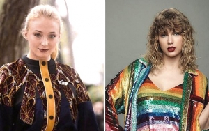 Sophie Turner dan Taylor Swift Pakai Gaun Kembaran, Siapa Lebih Seksi?