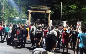 Penghuni Asrama Pasang Spanduk Penolakan, Risma Batal Kunjungi Mahasiswa Papua di Surabaya