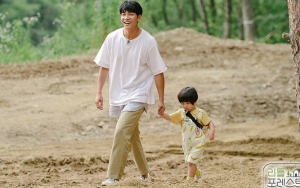Gendong Anak, Aura Kebapakan Lee Seung Gi di 'Little Forest' Kembali Bikin Kagum