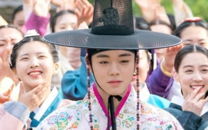 Park Jihoon Kedip Manja di Poster Karakter 'Flower Crew' Malah Bikin Mewek