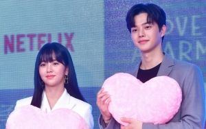 Kim So Hyun dan Song Kang Ciuman Hot di Episode Perdana 'Love Alarm'