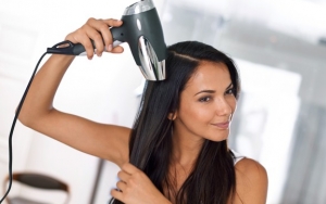 Jangan Menggunakan <i>Hair Dryer</i> Terlalu Panas Untuk Mengeringkan Rambut