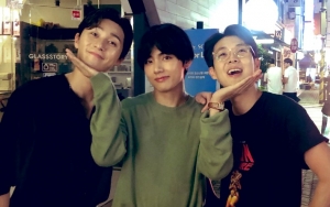 V BTS Liburan Mewah Naik Kapal Pesiar Bareng Park Seo Joon dan Choi Woo Shik