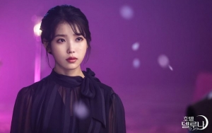 IU Ditegur Usai Foto Bareng Hantu Pendendam di 'Hotel Del Luna', Padahal Salah Paham