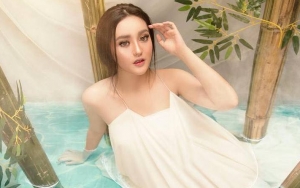  Pemotretan Ala Gadis Korea, Aksi Ranty Maria Pakai Hanbok Dijinjing Sebelah Bikin Hati Bergejolak