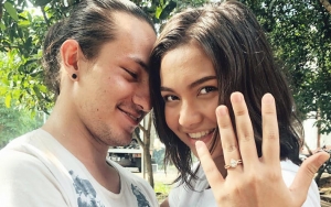  Jarang Foto Berdua, Angela Gilsha-Dylan Carr Pakai Baju Couple Di Pemotretan Bikin Fans Bahagia
