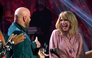 John Travolta Ternyata Tak Kenal Taylor Swift, Sampai Salah Beri Piala di MTV VMAs 2019