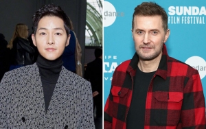 Song Joong Ki Makan Bareng dan Bikin Aktor Inggris Richard Armitage Ketagihan Makanan Korea