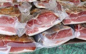Simpan Daging, Ikan atau Ayam dengan Plastik Pembungkus atau Letakkan di Alas Piring