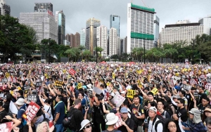 Foto Memilukan Ini Viral, Penggemar BTS Diduga Ikut Tertangkap Saat Demo Hong Kong