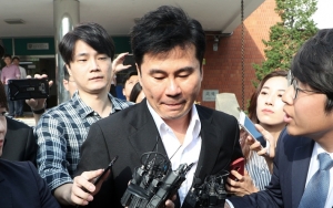 Kepala Yang Hyun Suk Kepentok Kamera Wartawan Malah Jadi Bahan Tertawaan