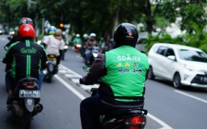 Driver Ojol Non Muslim Ini Tuai Pujian Karena Tunggu Penumpang yang Salat di Tepi Jalan