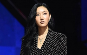 Mamamoo Berangkat ke Jakarta, Hwasa Santai Resleting Celana Terbuka Pamerkan Kolor