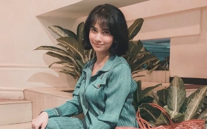 Kembali Tuai Cibiran, Vanessa Angel Duduk Di Atas Meja Ngaku Habis ‘Diacak-Acak’