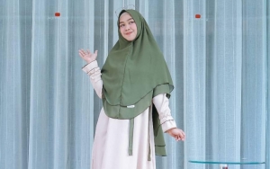 Video Makan Gurita Dikecam, Ria Ricis Cuek Pose Bak Kernet Angkot