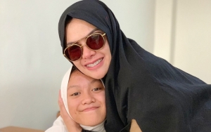  Nikita Mirzani Jenguk Putrinya 'Calon Hafizah' Di Tengah Keributan, Busana Syar'i Bikin Adem