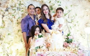 Suami Nia Ramadhani Asyik Momong Anak, Keberadaan Ember Hitam Sebagai Wadah Main Jadi Sorotan