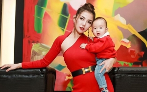  Biasa Secetar Sosialita, Bella Shofie Berubah Jadi Mak-Mak Sejati Saat Mandikan Anak Lelaki