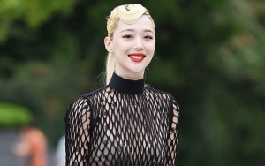 Foto-Foto Sulli di Ranjang Bareng Dua Cowok Tanpa Pakai Bra Jadi Sorotan