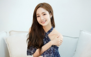 Kecantikan Park Min Young Pakai Busana Tembus Pandang Sukses Curi Fokus
