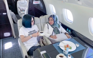 Syahrini Duduk Nangkring Dibully Tak Hamil, Bu Cetar Ngejreng Serba Emas Curi Perhatian