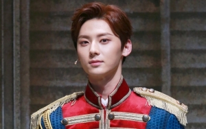 Penampilan Bak Pangeran Hwang Minhyun NU'EST Tuai Pujian Selangit