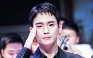 Key Ganteng Pakai Seragam Militer Musim Panas Bikin SHINee Kebanjiran Fans Baru