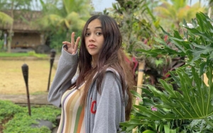 Aura Kasih Sukses Bikin Salah Fokus Gara-Gara Pamer Foto Dililit Ular dan Pegang Buah-Buahan