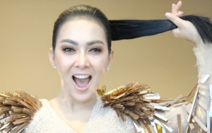Syahrini Ngeles Belum Hamil, Aksi Pasang Popok dan Gendong Bayi Bak Emak-Emak Sejati