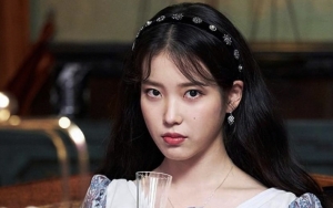 IU Kedapatan Kencan Merakyat Naik Angkutan Umum Bareng Teman