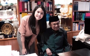 Sebut BJ Habibie Sebagai Kakek Idola, Maudy Ayunda Sedih Mendiang Tak Bisa Lihat 'Habibie & Ainun 3'