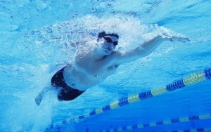 Berenang Ampuh Menurunkan Berat Badan dan Membakar Kalori