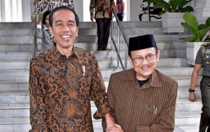 Wajah Jokowi Sembab Saat Jenazah BJ Habibie Diturunkan ke Liang Lahat