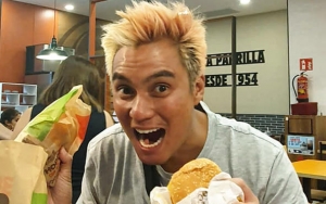 Baim Wong Bebaskan Kakak-Adik Yang Dijual di Tiongkok, Aksi Bawakan Koper Bikin Mewek