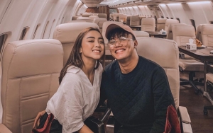 Alis Pacar Rizky Febian Jadi Sorotan Saat Pamer Kemesraan Di Pantai
