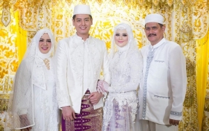 Roger Danuarta Dirangkul Ayah Cut Meyriska Saat Salat Jumat Bareng Bikin Hati Adem