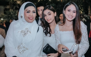 Potret Cantik Ely Sugigi Berhijab Saat Hadiri Pernikahan Ichal Muhammad Tuai Pujian