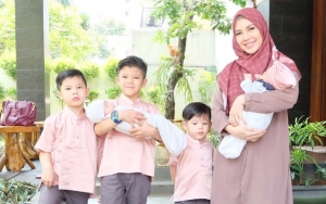 Jalan-Jalan Gendong Dua Bayi, Ratna Galih Bagikan Tips Beranak Lima