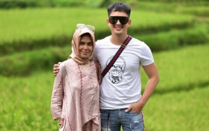 Kiki Farrel Beri Kejutan Ultah Super Manis Untuk Sang Ibunda Yang Jalani Kemoterapi di Rumah Sakit